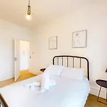 2-Bed Flat Steps To Wimbledon Park & Tube