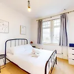 2-Bed Flat Steps To Wimbledon Park & Tube