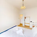 2-Bed Flat Steps To Wimbledon Park & Tube
