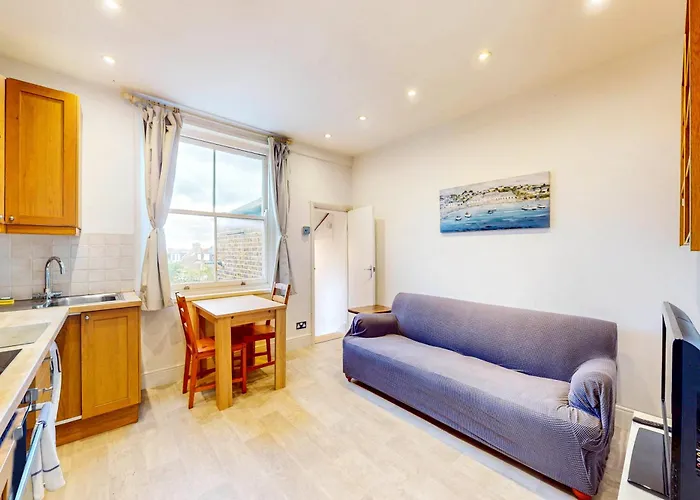 2-Bed Flat Steps To Wimbledon Park & Tube